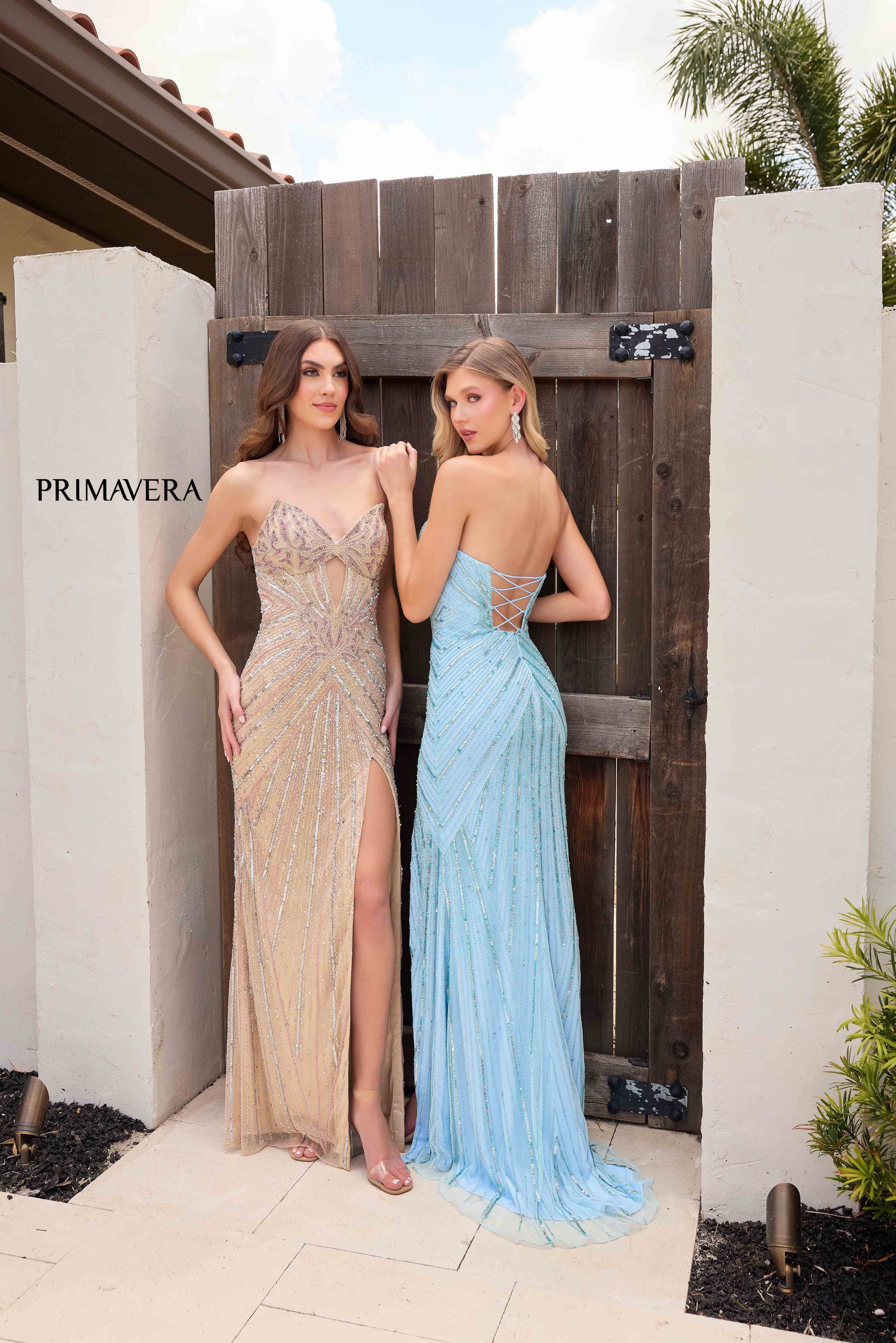 This Primavera Couture 4309 Prom Dress features intricate beading and sequin detailing, with a flattering corset silhouette and dramatic slit. Perfect for any formal occasion, this strapless gown exudes elegance and sophistication. Make a statement and turn heads with this stunning, high-quality dress.

Sizes: 000-18

Colors: Black, Nude, Peacock, Powder Blue