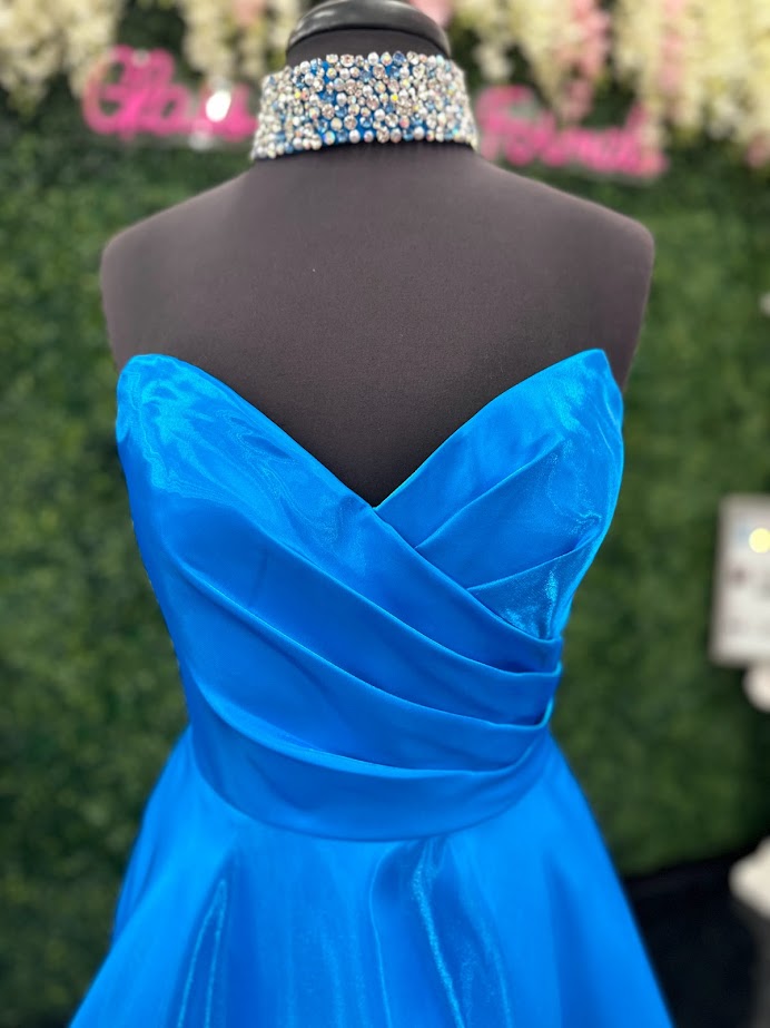 This gorgeous long dress is crafted from beautiful peacock-toned satin and features a sophisticated A-line silhouette along with a crystal choker. With its timeless design, it's perfect for prom, pageants, and other special occasions.  Size: 10  Color: Peacock