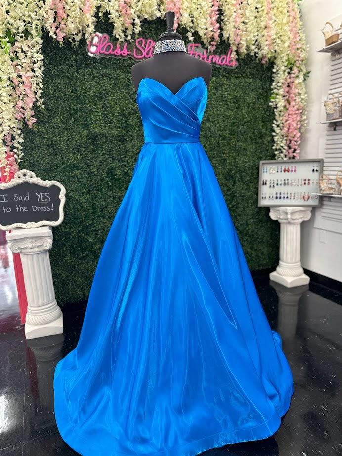 This gorgeous long dress is crafted from beautiful peacock-toned satin and features a sophisticated A-line silhouette along with a crystal choker. With its timeless design, it's perfect for prom, pageants, and other special occasions.  Size: 10  Color: Peacock