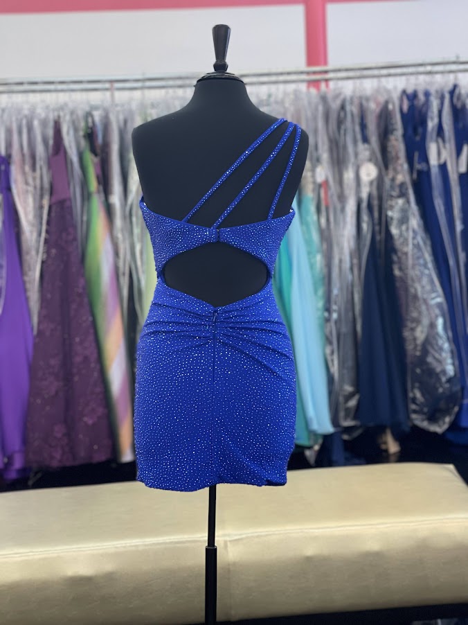 Amarra 87157 is a Short Fitted Rhinestone Embellished One Shoulder Formal Cocktail Dress. Featuring a Ruched Bodice & butt. Cutout open back with embellished straps. Perfect for Homecoming!  Available Sizes: 8  Available Colors: Royal Blue